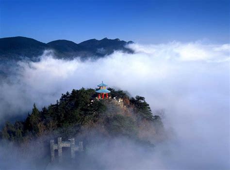 루산 공원! 신비로운 산세와 아름다운 풍경이 조화를 이룬 곳은 어디일까요?