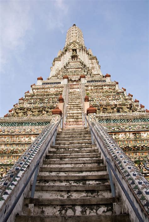  Wat Arun: 빛나는 도자기와 천국의 계단